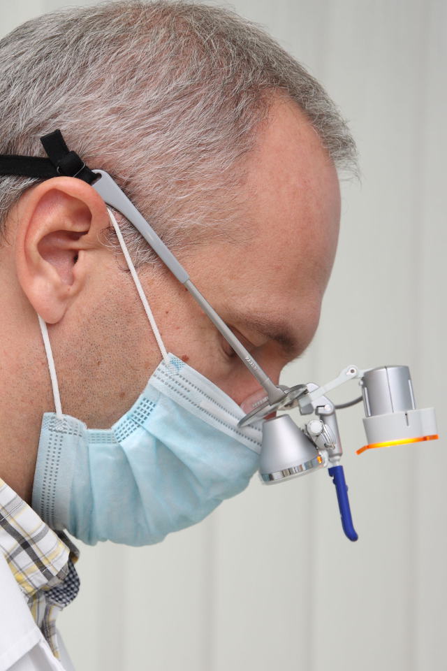 Doktor Tomasz Seroka pracuje w okularach