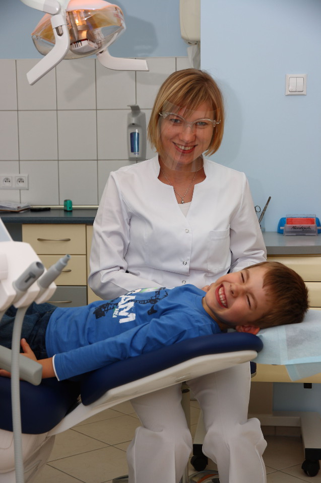 Dziecko na fotelu dentystycznym